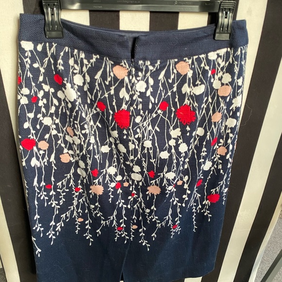 Boden Dresses & Skirts - Floral knee length pencil skirt